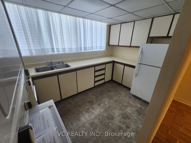 2305 - 3700 Kaneff Crescent