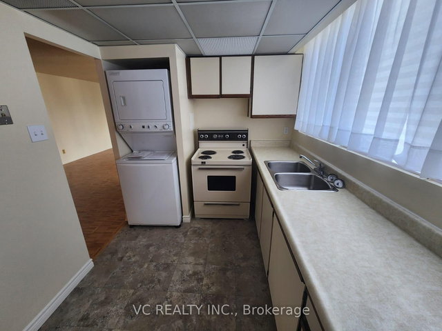 2305 - 3700 Kaneff Crescent