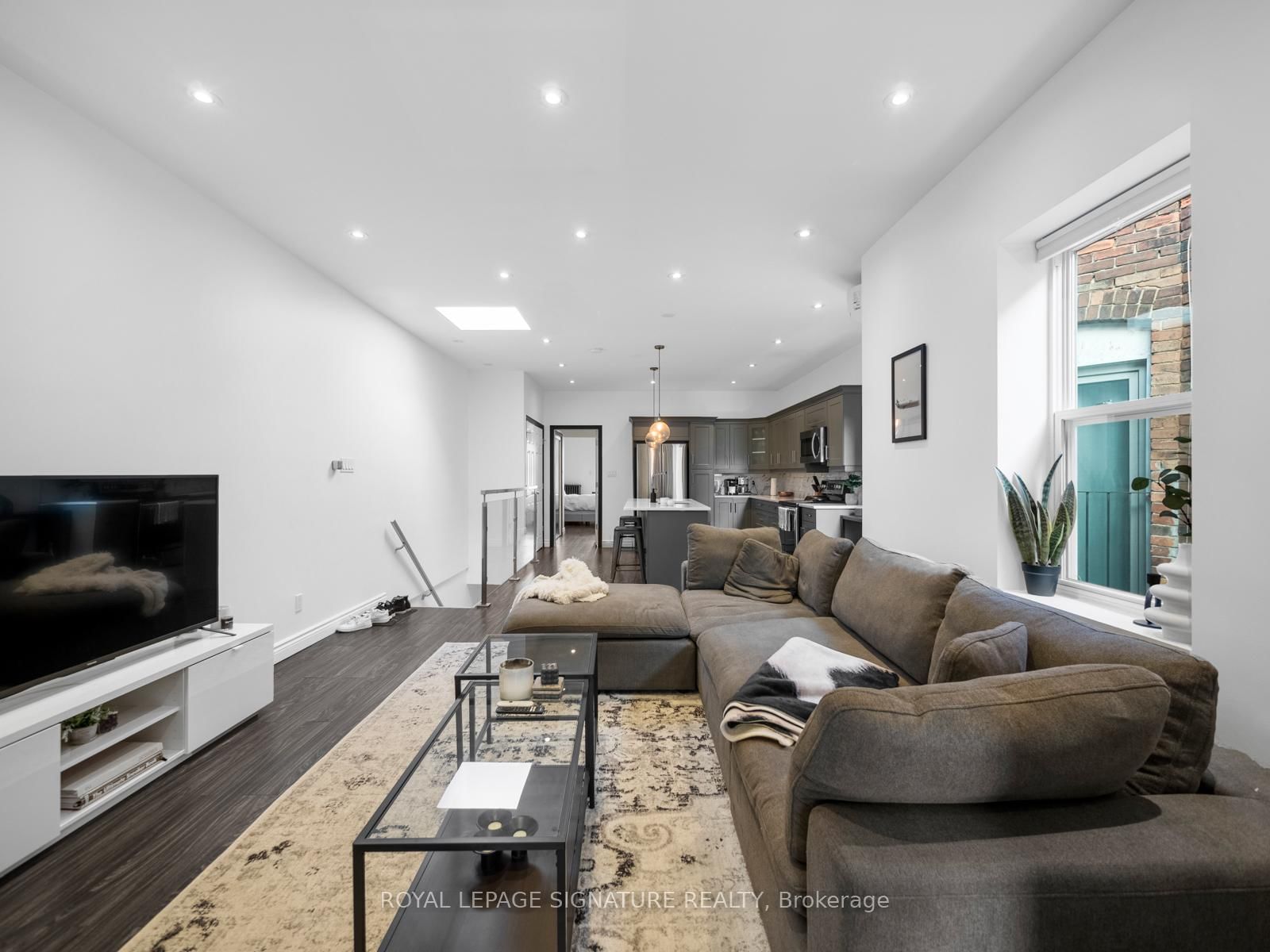 2243 Dundas Street W - Photo 2