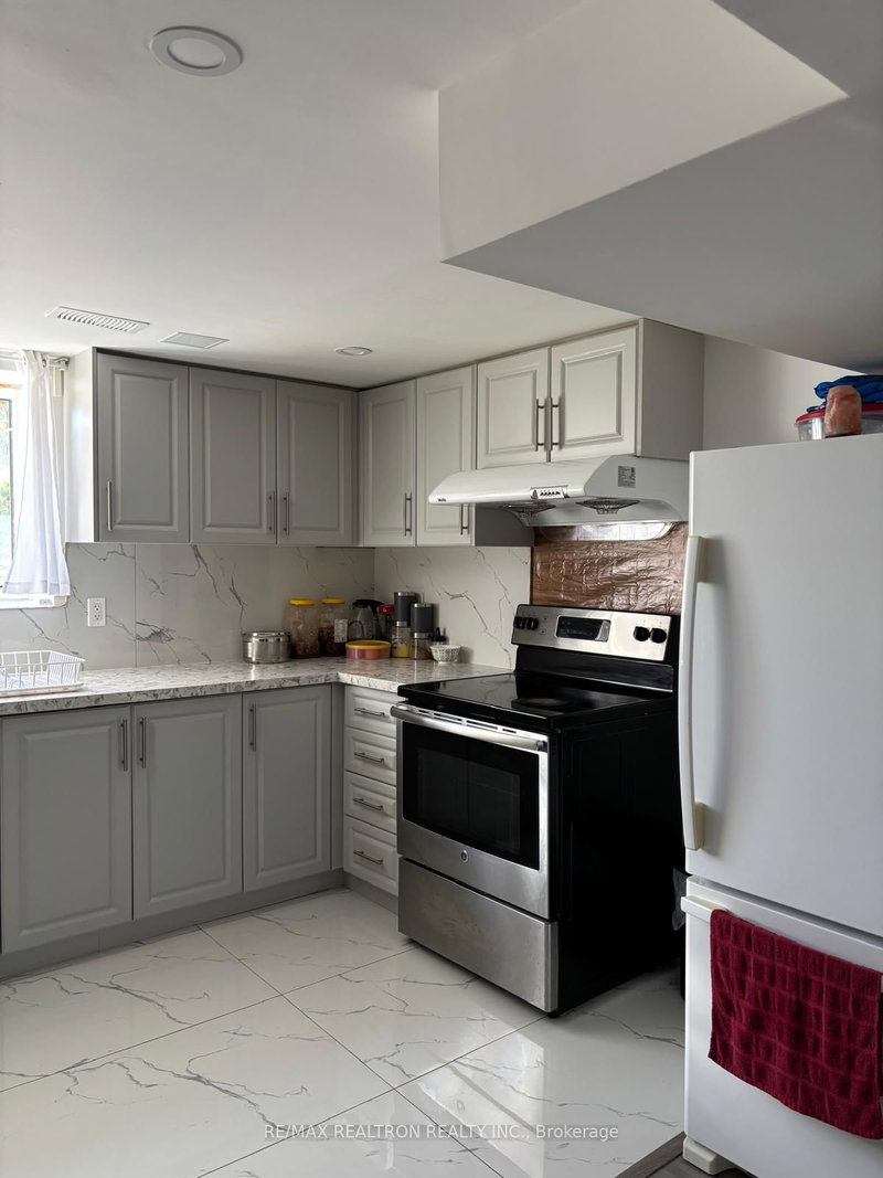 Lower - 2 Hagersville Crt, Toronto, M9C 4A3 | Image 2