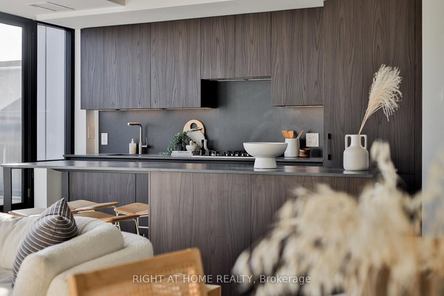 607 - 2720 Dundas Street W