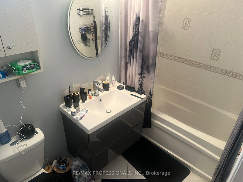 BSMT - 7 Blaketon Crt, Brampton, L6P 1G4 | Image 2