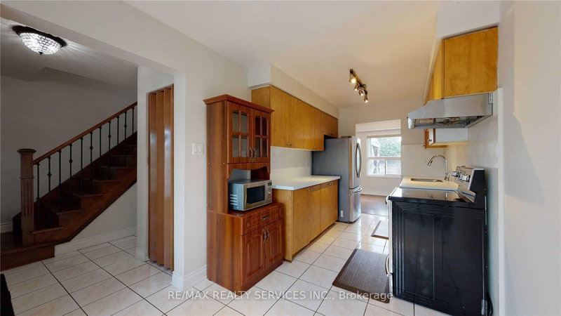 44 Elmstead Crt, Brampton, L6Y 4C2 | Image 2