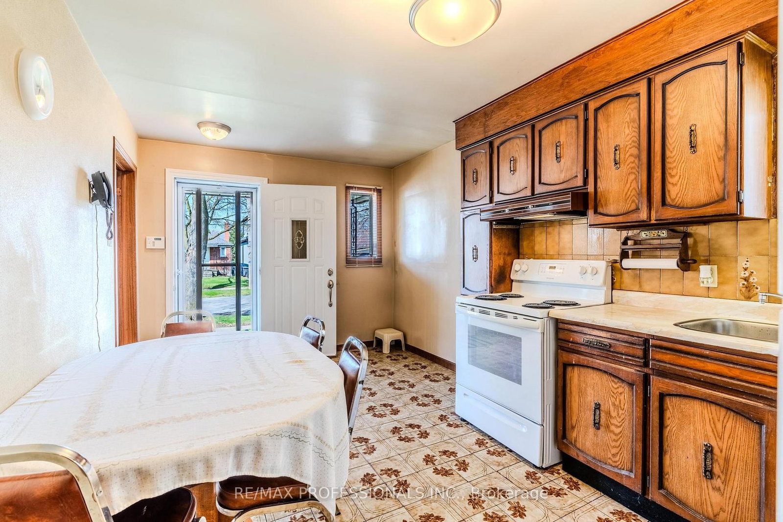 Detached House for sale at 45 Chartwell Road, Toronto, Ontario, M8Z 4E9 - Stonegate-Queensway - MLS: W12963244