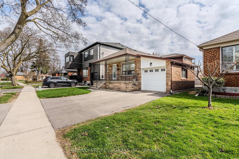 45 Chartwell Rd, Toronto, M8Z 4E9 | Image 2