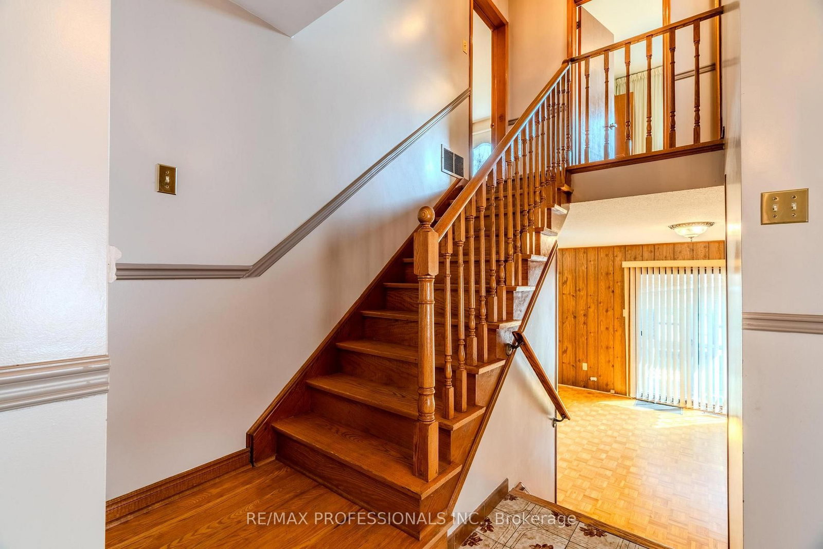 Detached House for sale at 45 Chartwell Road, Toronto, Ontario, M8Z 4E9 - Stonegate-Queensway - MLS: W12963244