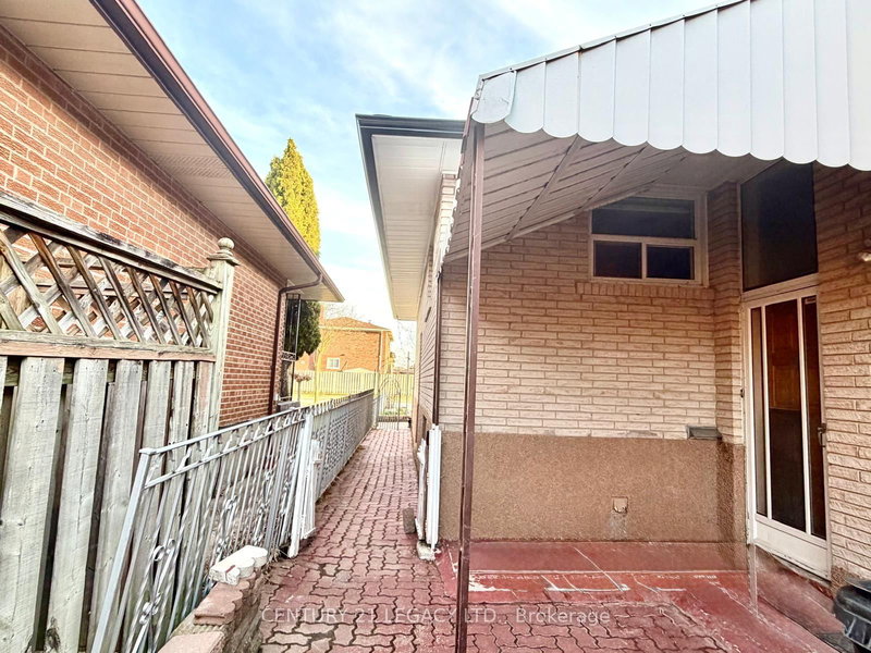 55 Maryhill Dr, Toronto, M9V 3C3 | Image 2