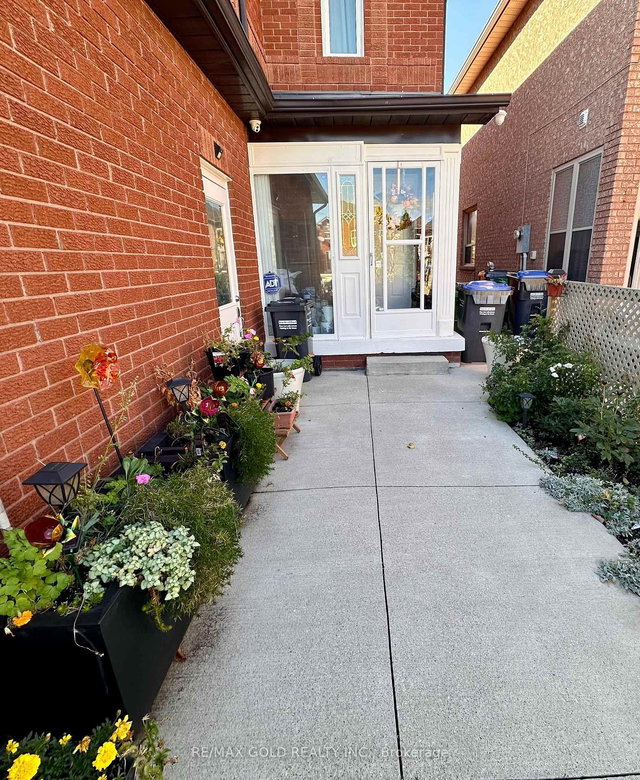 6879 Bansbridge Crescent