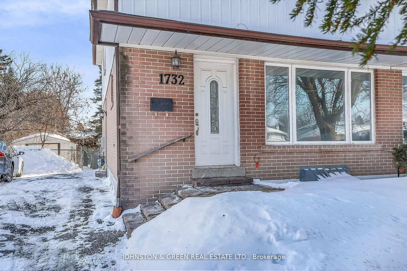 1732 Oberon Cres, Mississauga, L4X 2K8 | Image 2
