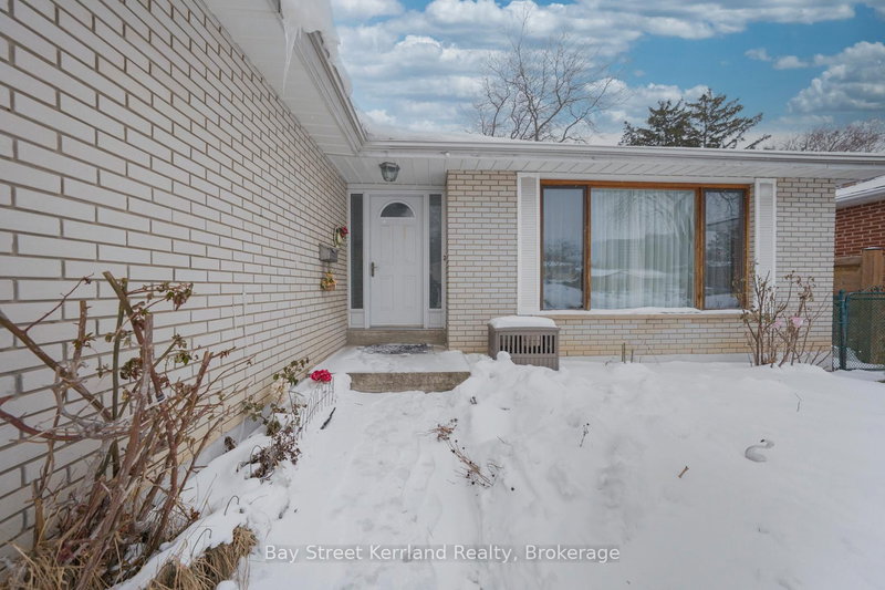 2393 Main Level -SPEYSIDE Dr, Mississauga, L5K 1X5 | Image 2