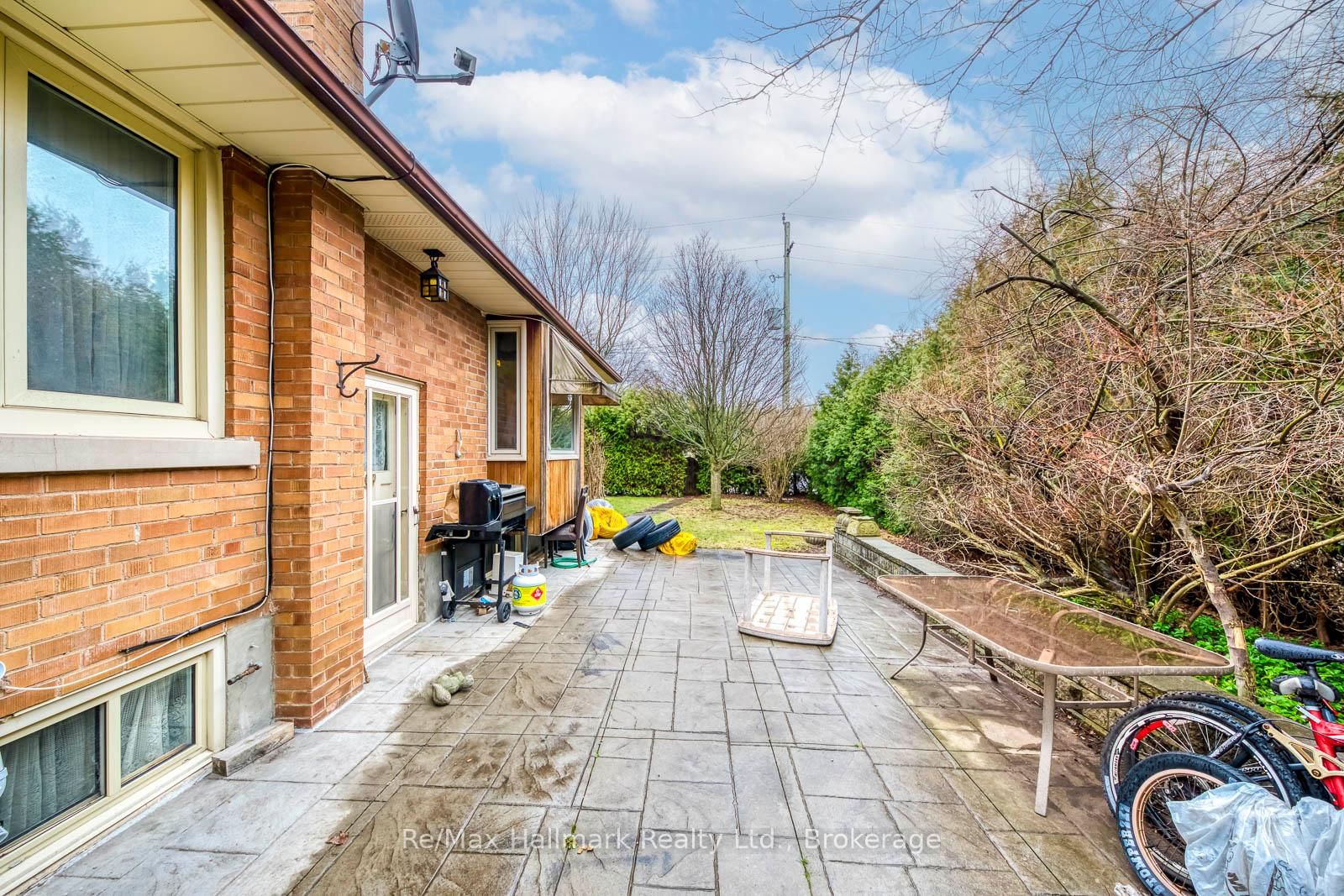 Detached House for sale at 216 Wales Crescent, Oakville, Ontario, L6L 3X7 - Bronte - MLS: W12965986