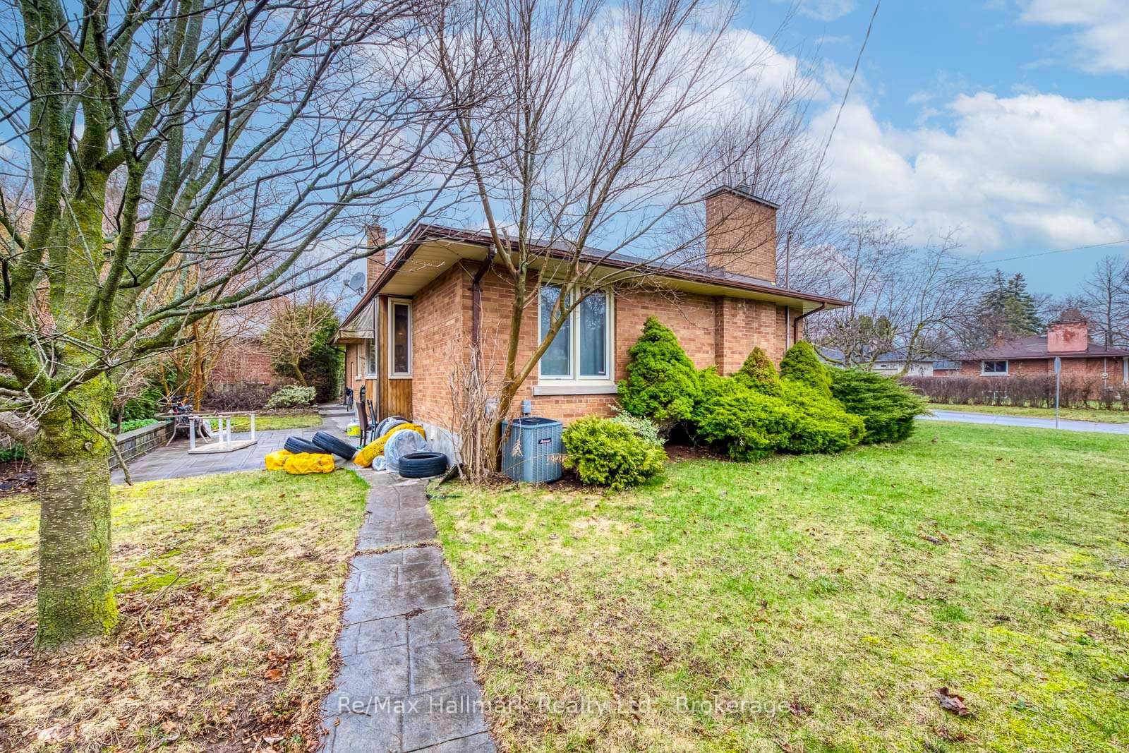 Detached House for sale at 216 Wales Crescent, Oakville, Ontario, L6L 3X7 - Bronte - MLS: W12965986