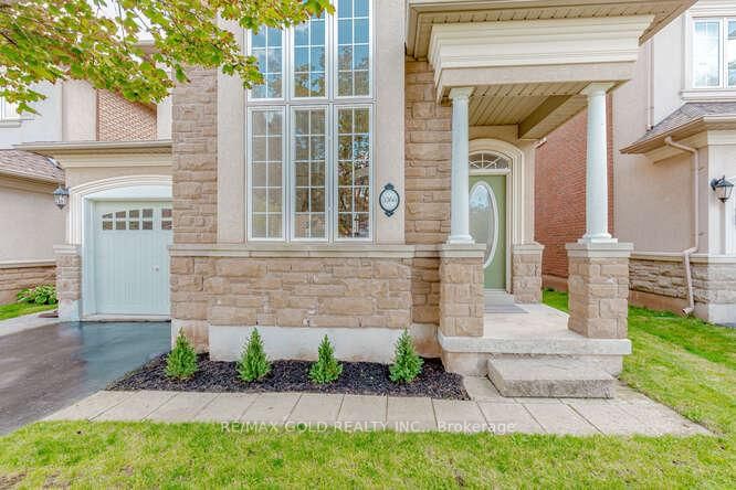 3368 Hayhurst Cres, Oakville, L6L 6W9 | Image 2