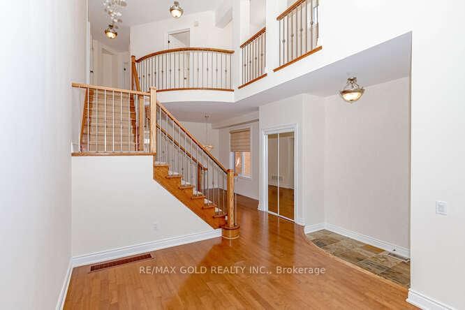 3368 Hayhurst Cres, Oakville, L6L 6W9 | Image 3