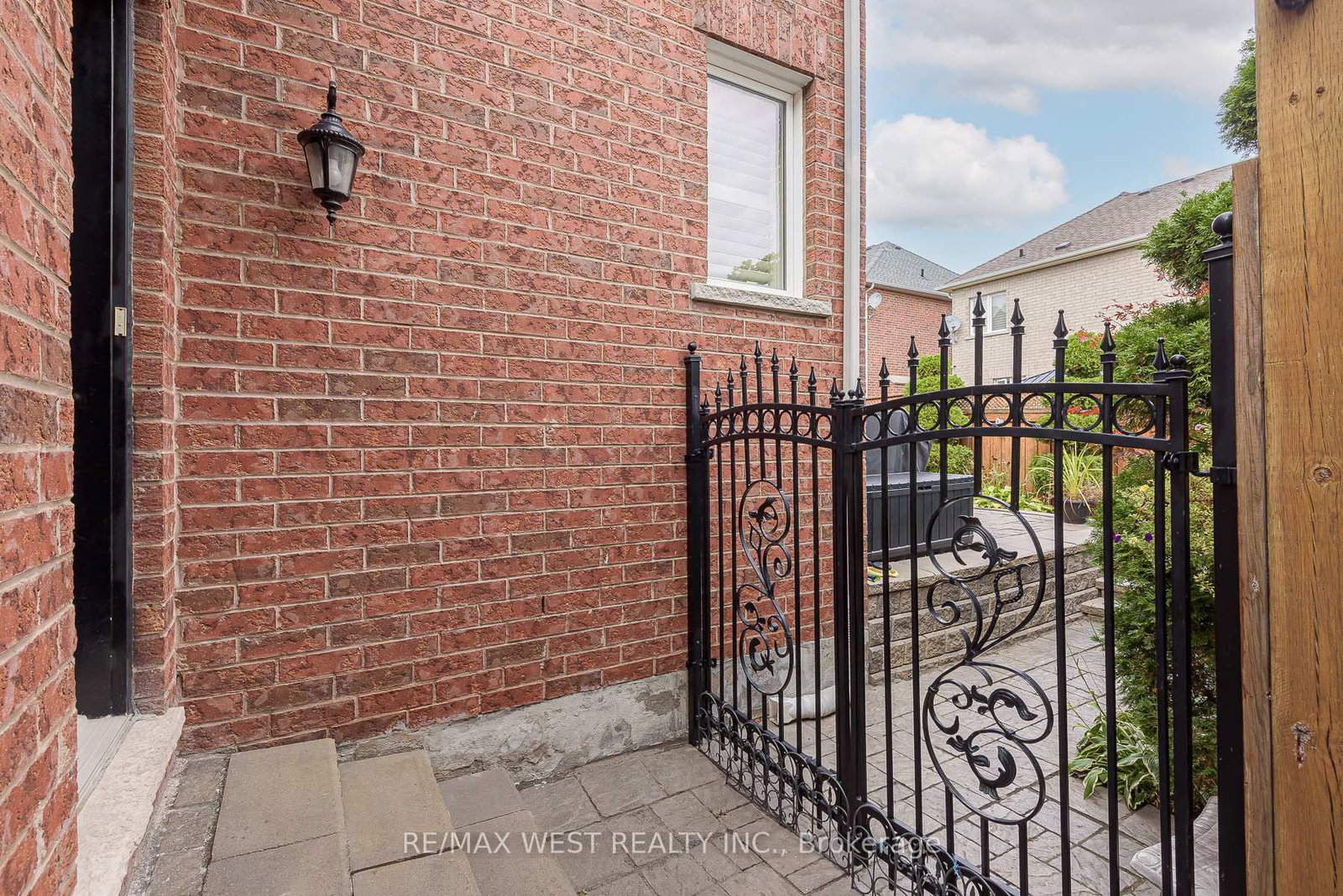 Detached House for sale at 17 Hawkridge Trail, Brampton, Ontario, L6P 2T5 - Brampton East - MLS: W12967644