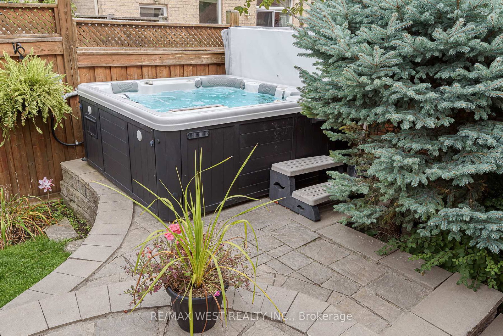 Detached House for sale at 17 Hawkridge Trail, Brampton, Ontario, L6P 2T5 - Brampton East - MLS: W12967644