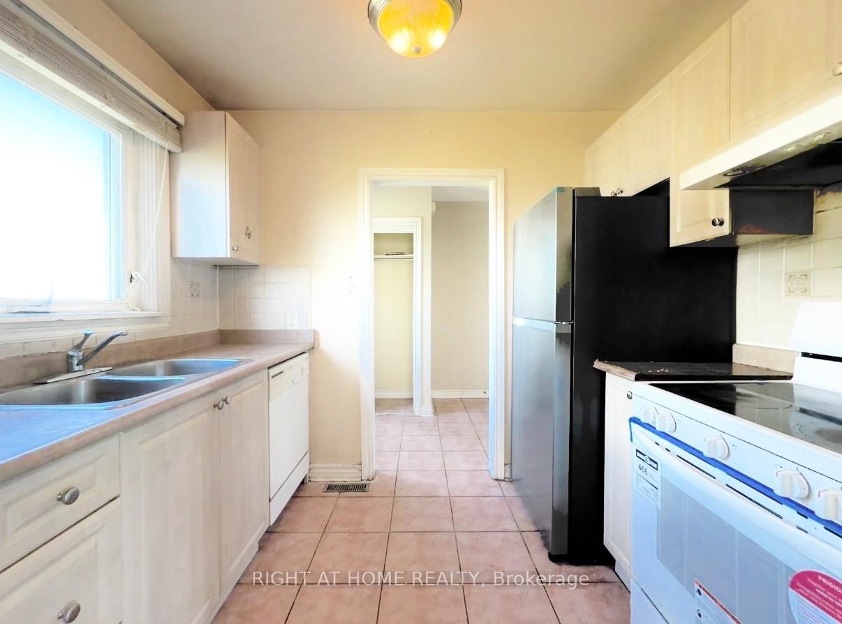 Townhouse for sale at 270 Town House Crescent, Brampton, Ontario, L6W 3C7 - Brampton East - MLS: W12968392