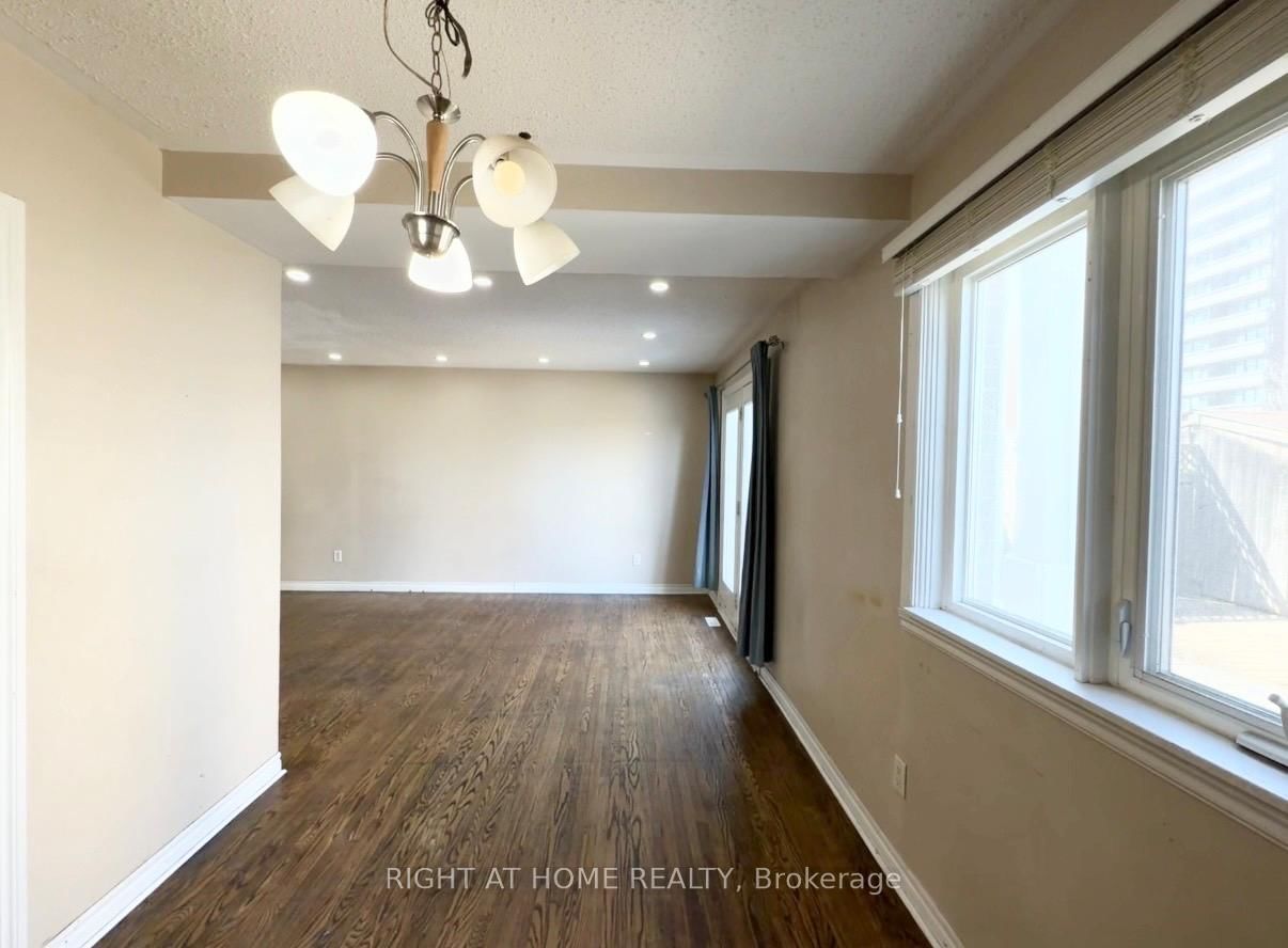 Townhouse for sale at 270 Town House Crescent, Brampton, Ontario, L6W 3C7 - Brampton East - MLS: W12968392