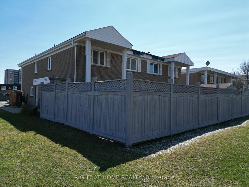 270 Town House Cres, Brampton, L6W 3C7 | Image 2