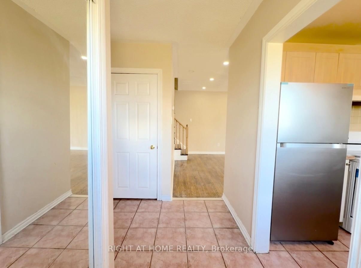 Townhouse for sale at 270 Town House Crescent, Brampton, Ontario, L6W 3C7 - Brampton East - MLS: W12968392