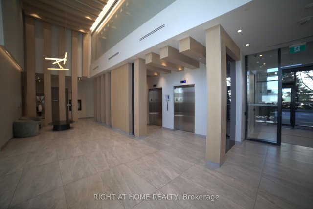 725 - 86 Dundas Street E