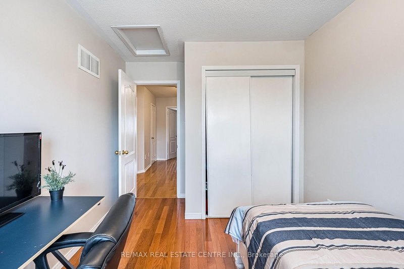 22 Tanasi Rd, Brampton — 23