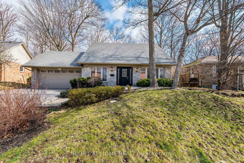 1941 Four Seasons Dr, Burlington, L7P 2Y3 | Image 2