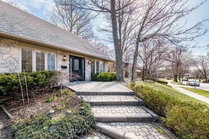 1941 Four Seasons Dr, Burlington, L7P 2Y3 | Image 3
