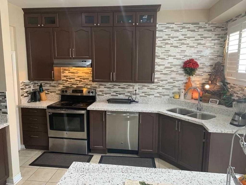 30 Ashdale Rd, Brampton, L6Y 5M7 | Image 2