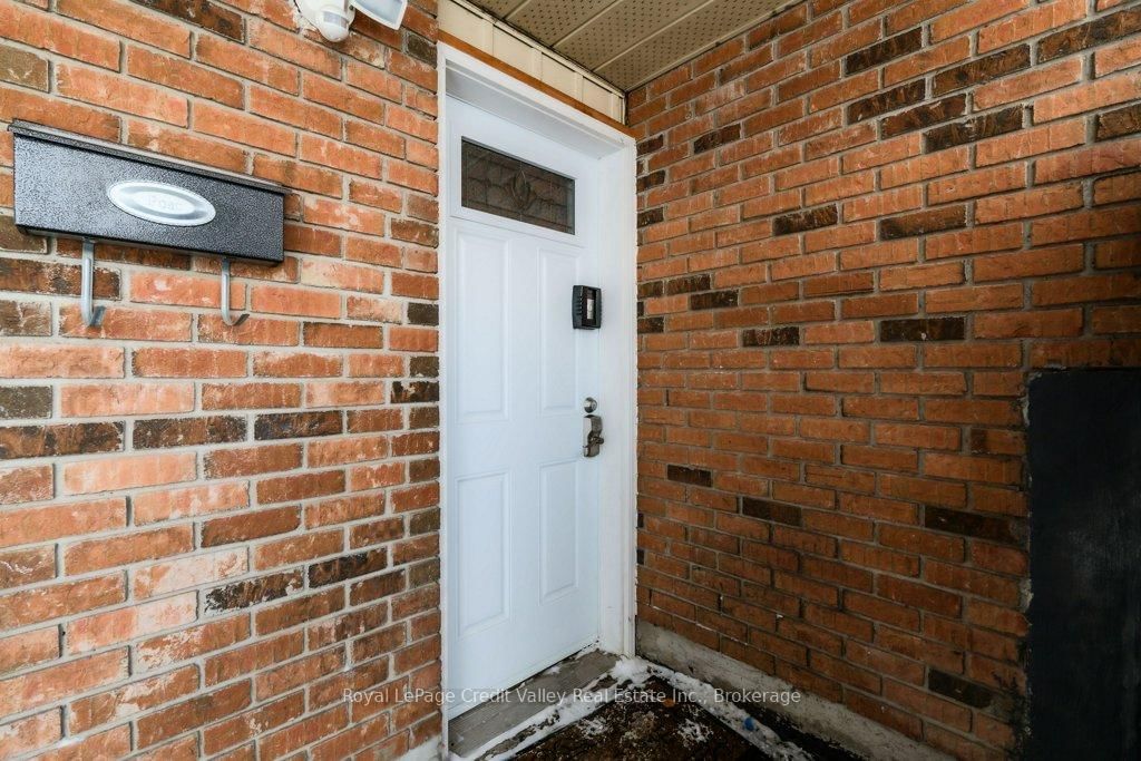 Semi-Detached House for sale at 376 Hansen Road, Brampton, Ontario, L6V 3P7 - Madoc - MLS: W12970386