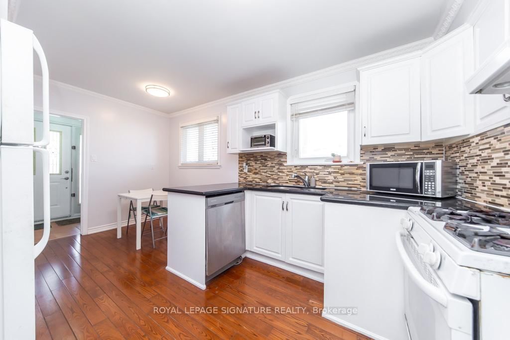 Detached House for sale at 33 Renault Crescent, Toronto, Ontario, M9P 1J2 - Humber Heights - MLS: W12970632