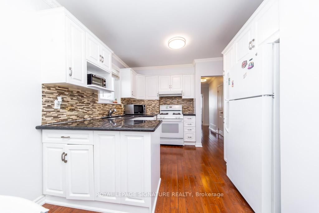 Detached House for sale at 33 Renault Crescent, Toronto, Ontario, M9P 1J2 - Humber Heights - MLS: W12970632