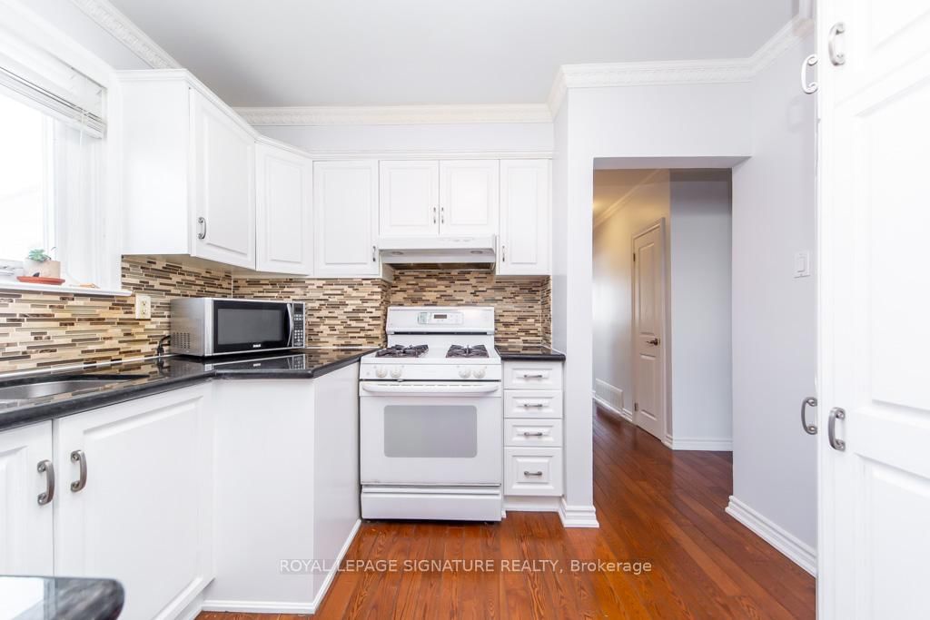 Detached House for sale at 33 Renault Crescent, Toronto, Ontario, M9P 1J2 - Humber Heights - MLS: W12970632