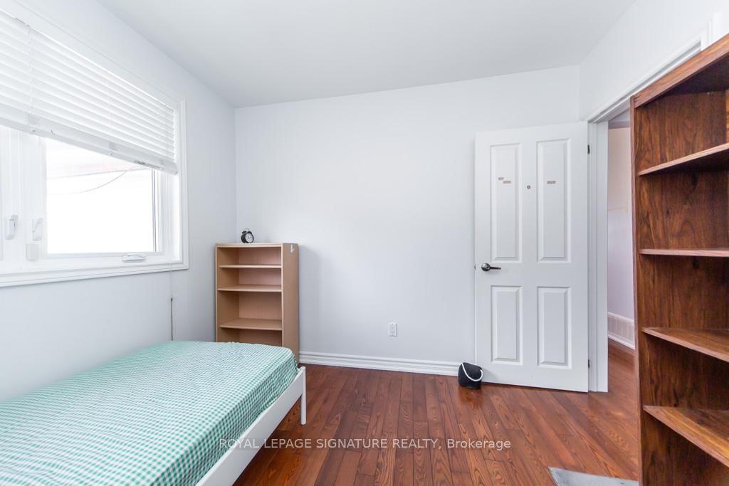 Detached House for sale at 33 Renault Crescent, Toronto, Ontario, M9P 1J2 - Humber Heights - MLS: W12970632