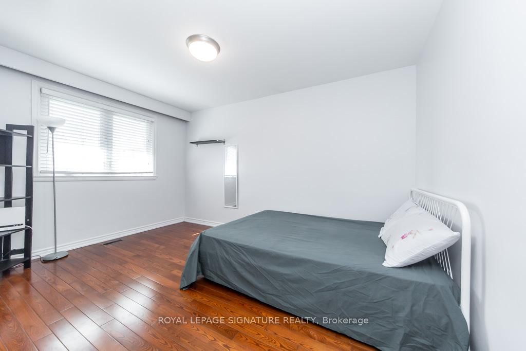 Detached House for sale at 33 Renault Crescent, Toronto, Ontario, M9P 1J2 - Humber Heights - MLS: W12970632