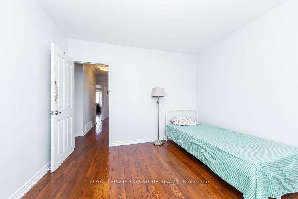 Detached House for sale at 33 Renault Crescent, Toronto, Ontario, M9P 1J2 - Humber Heights - MLS: W12970632