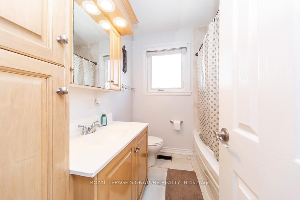 Detached House for sale at 33 Renault Crescent, Toronto, Ontario, M9P 1J2 - Humber Heights - MLS: W12970632