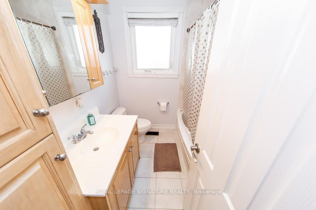 Detached House for sale at 33 Renault Crescent, Toronto, Ontario, M9P 1J2 - Humber Heights - MLS: W12970632