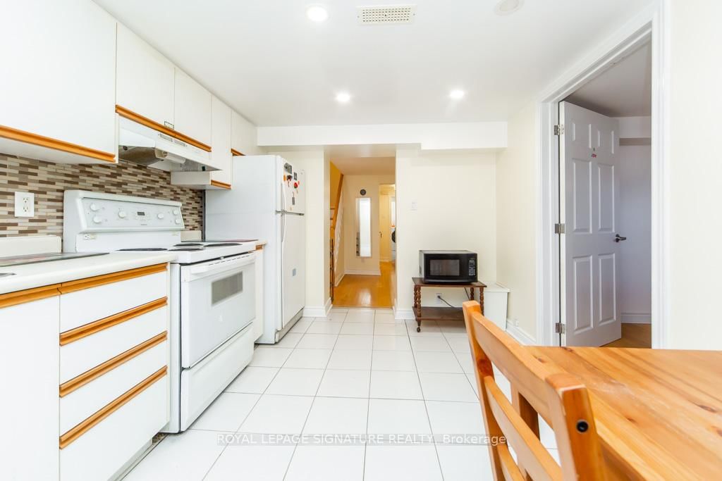 Detached House for sale at 33 Renault Crescent, Toronto, Ontario, M9P 1J2 - Humber Heights - MLS: W12970632