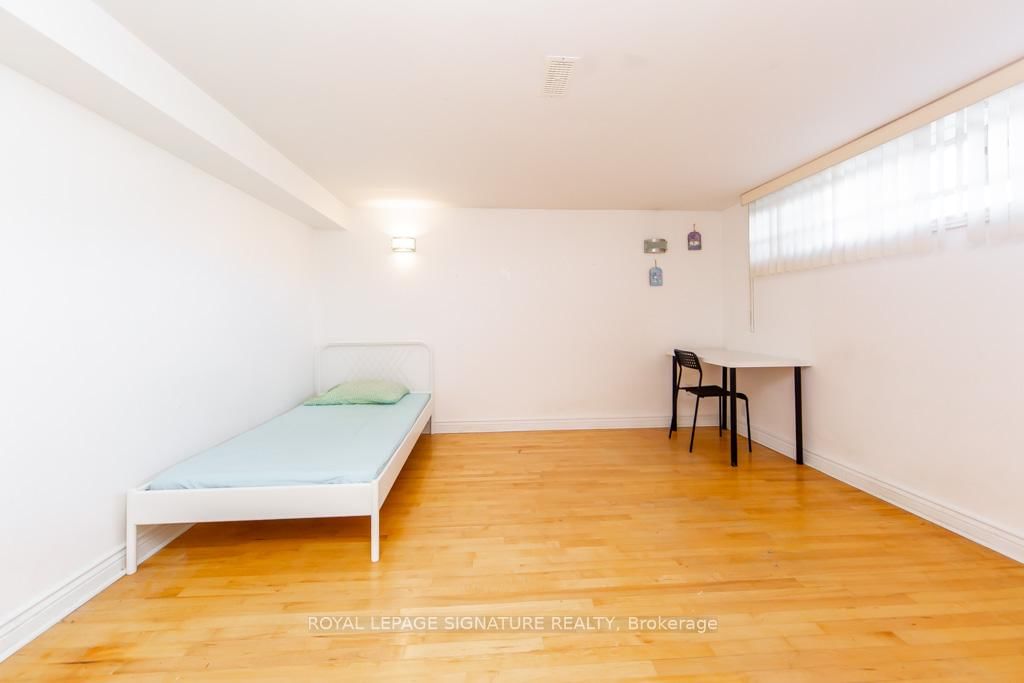 Detached House for sale at 33 Renault Crescent, Toronto, Ontario, M9P 1J2 - Humber Heights - MLS: W12970632