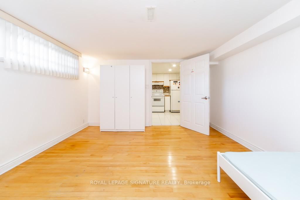 Detached House for sale at 33 Renault Crescent, Toronto, Ontario, M9P 1J2 - Humber Heights - MLS: W12970632