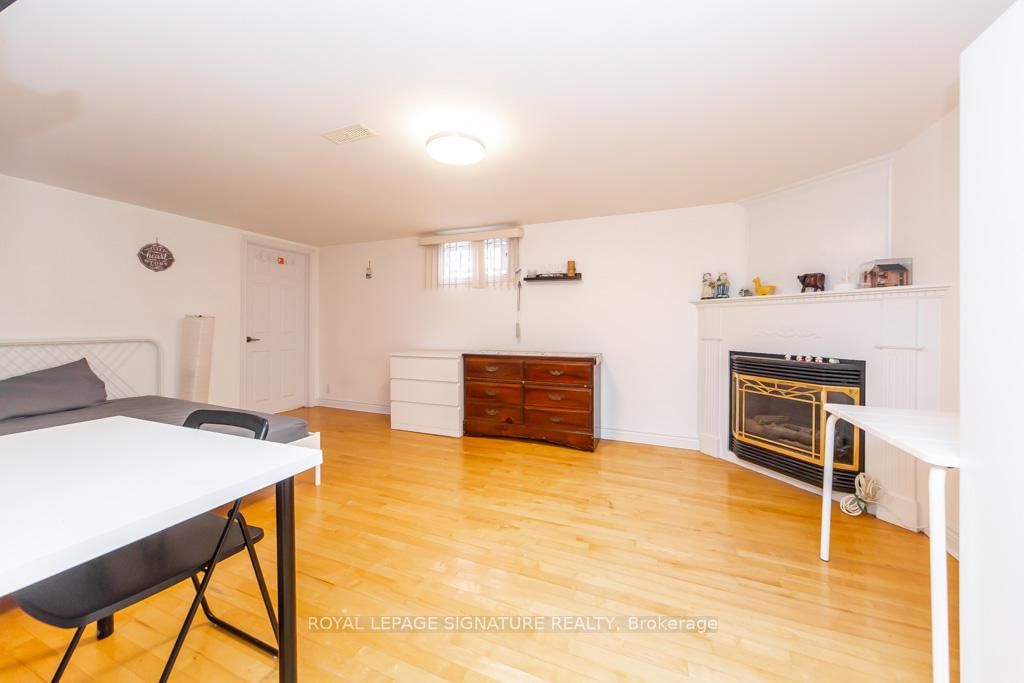 Detached House for sale at 33 Renault Crescent, Toronto, Ontario, M9P 1J2 - Humber Heights - MLS: W12970632