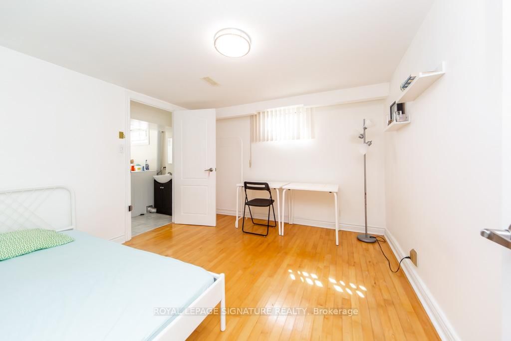 Detached House for sale at 33 Renault Crescent, Toronto, Ontario, M9P 1J2 - Humber Heights - MLS: W12970632