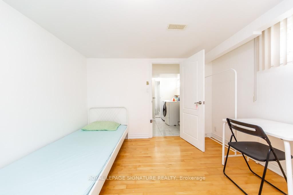 Detached House for sale at 33 Renault Crescent, Toronto, Ontario, M9P 1J2 - Humber Heights - MLS: W12970632