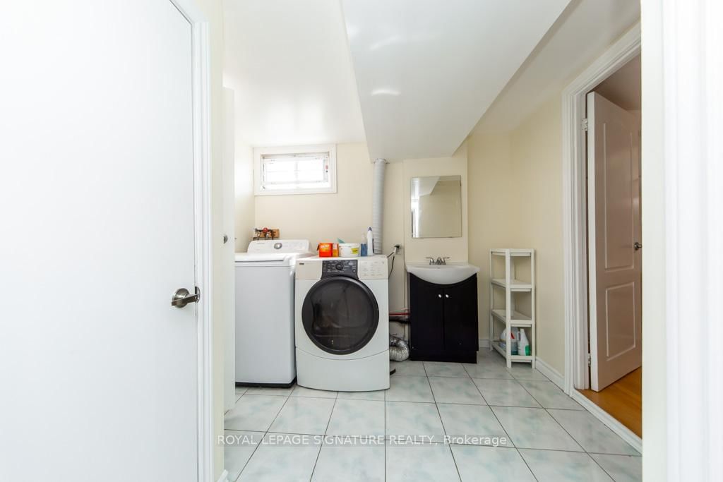 Detached House for sale at 33 Renault Crescent, Toronto, Ontario, M9P 1J2 - Humber Heights - MLS: W12970632