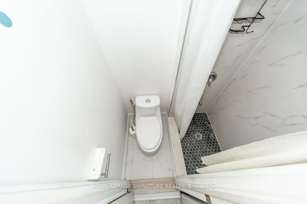 Detached House for sale at 33 Renault Crescent, Toronto, Ontario, M9P 1J2 - Humber Heights - MLS: W12970632