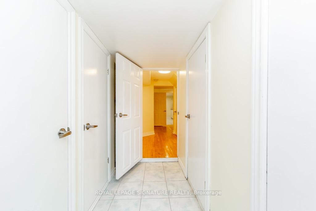 Detached House for sale at 33 Renault Crescent, Toronto, Ontario, M9P 1J2 - Humber Heights - MLS: W12970632