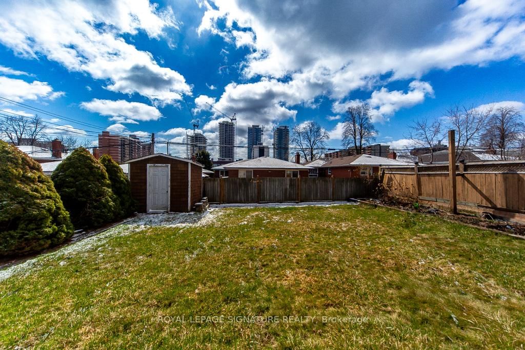 Detached House for sale at 33 Renault Crescent, Toronto, Ontario, M9P 1J2 - Humber Heights - MLS: W12970632