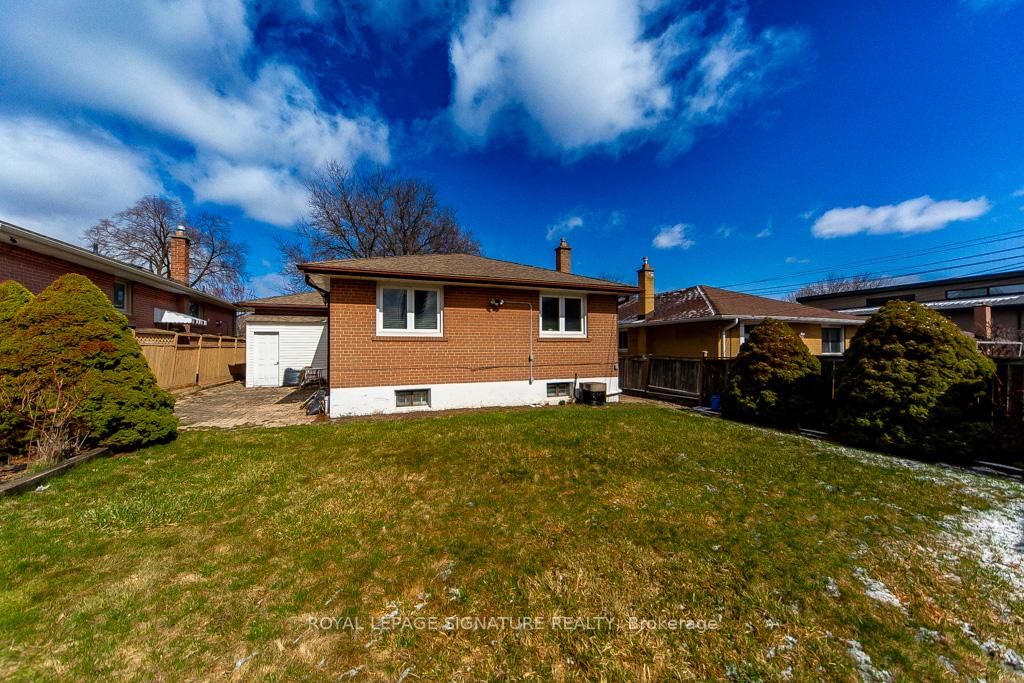 Detached House for sale at 33 Renault Crescent, Toronto, Ontario, M9P 1J2 - Humber Heights - MLS: W12970632