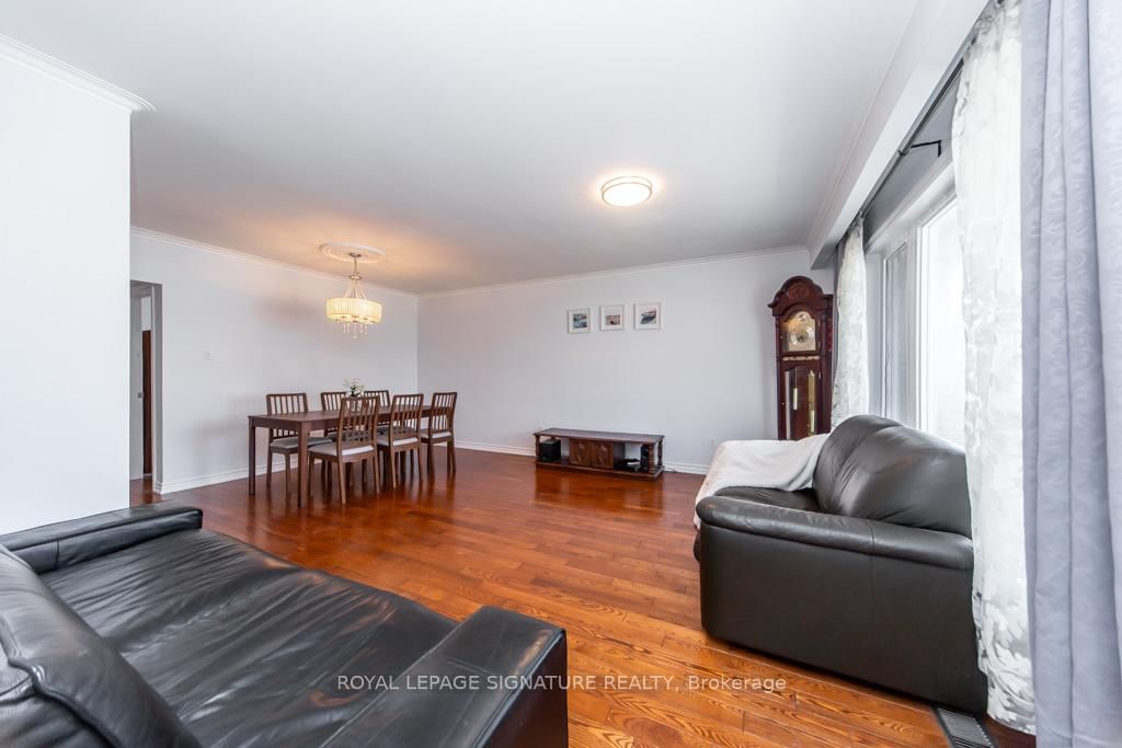 Detached House for sale at 33 Renault Crescent, Toronto, Ontario, M9P 1J2 - Humber Heights - MLS: W12970632